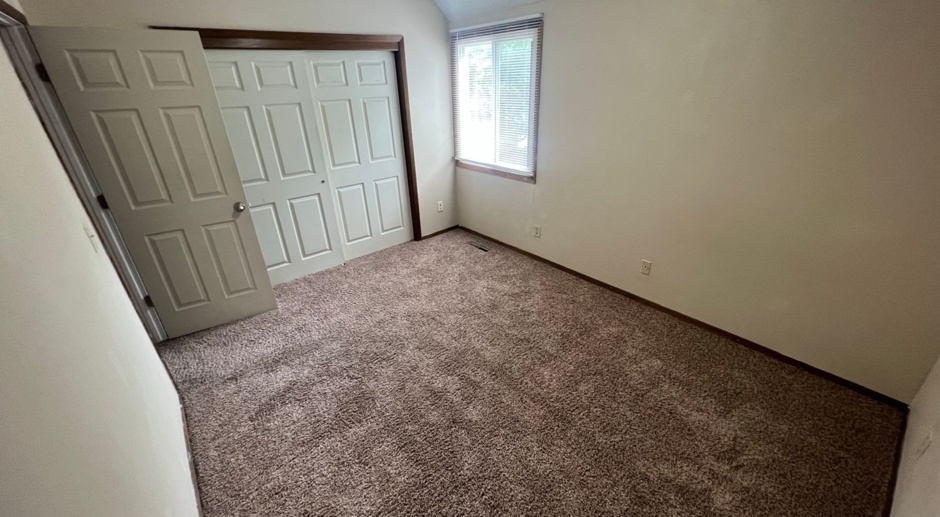 2 bedroom townhouse close to campus-free parking