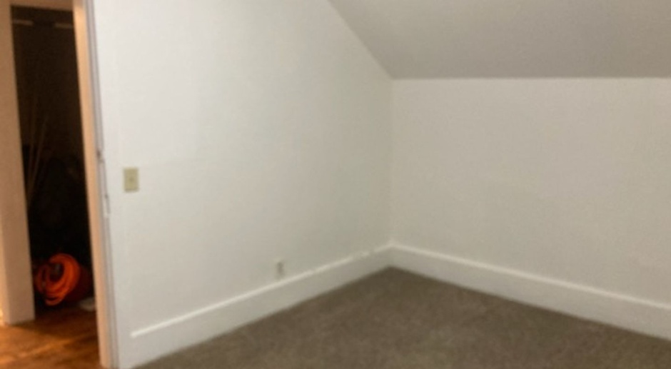 Cozy Upper Level 1 Bedroom Apartment Available Now