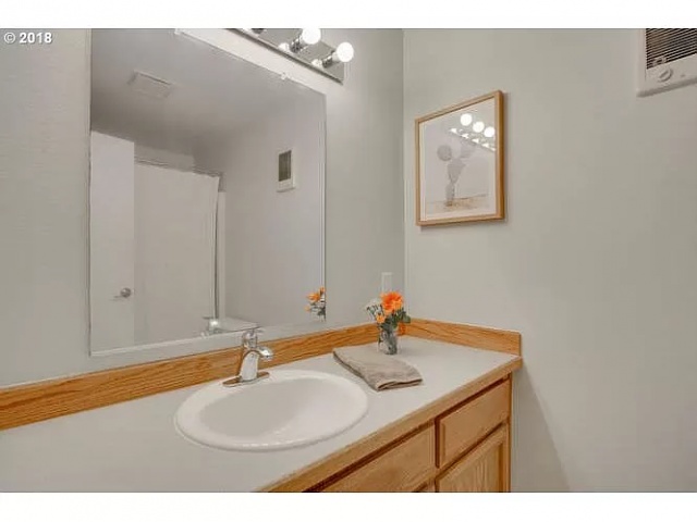 S, Waterfront condo private bedroom/bathroom walking distance to OHSU