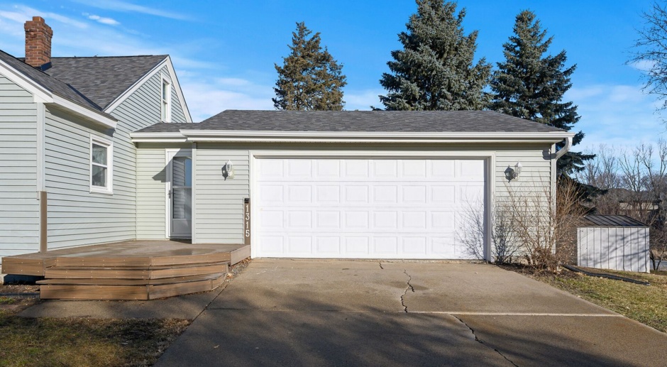 Beautiful 4BR/1Bath House in Arden Hills Available Now! 