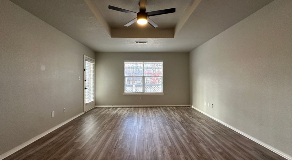 *Move In Special $500 off First Month's Rent!!* / Gorgeous Home For Lease! 
