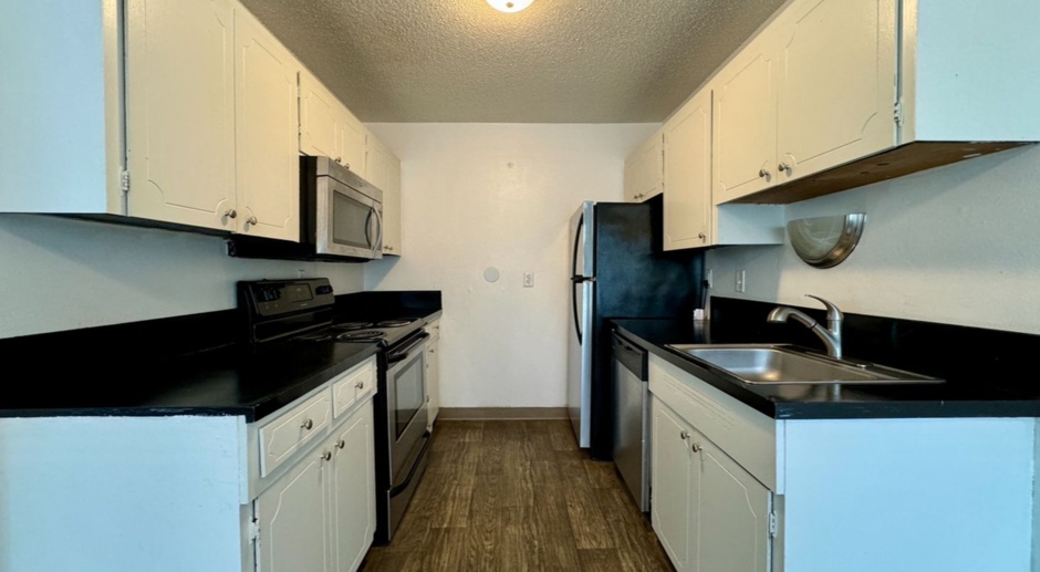 **$750 DEPOSIT / $350 OFF FIRST MONTH** Spacious Main Floor Unit~ Great Natural Light~ Updated Appliances~ Pets Welcome!  