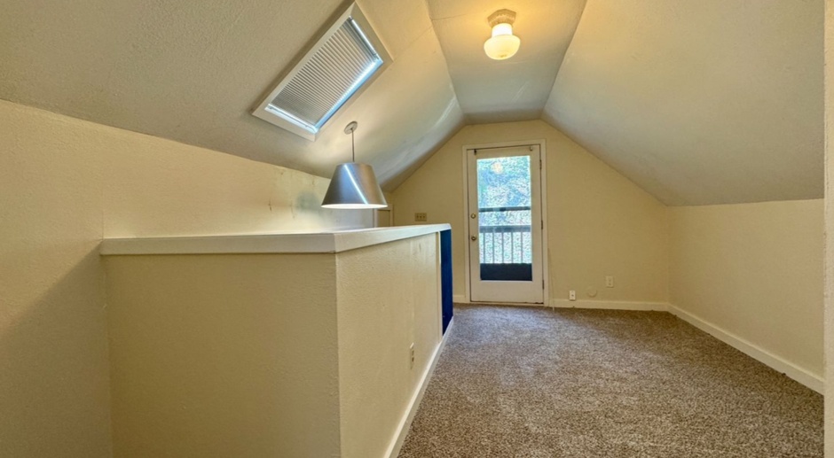 ** $1,000 OFF FIRST MONTH'S RENT** MUST SEE SW Portland Hideaway~ Tucked Away with City Feel~ W/D In Unit