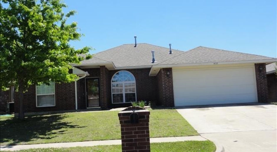 Spacious 4 bed, 2 bath, 2 garage home just 1.5 miles from OU Campus