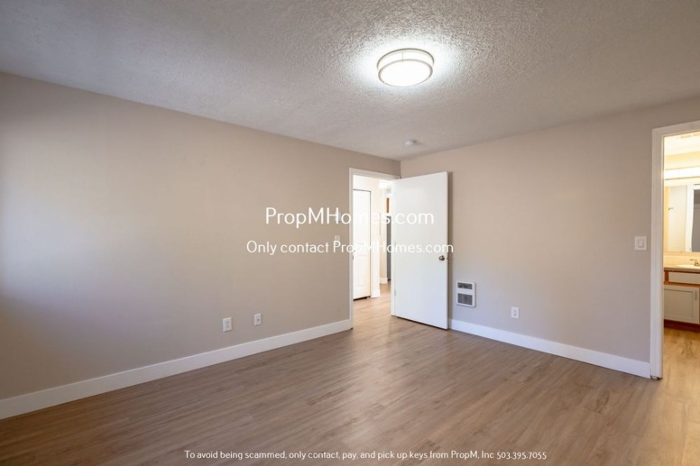 Newly Upgraded, Stylish Two-Bedroom, Two-Bath Apartment in Southeast Portland - Includes Garage!