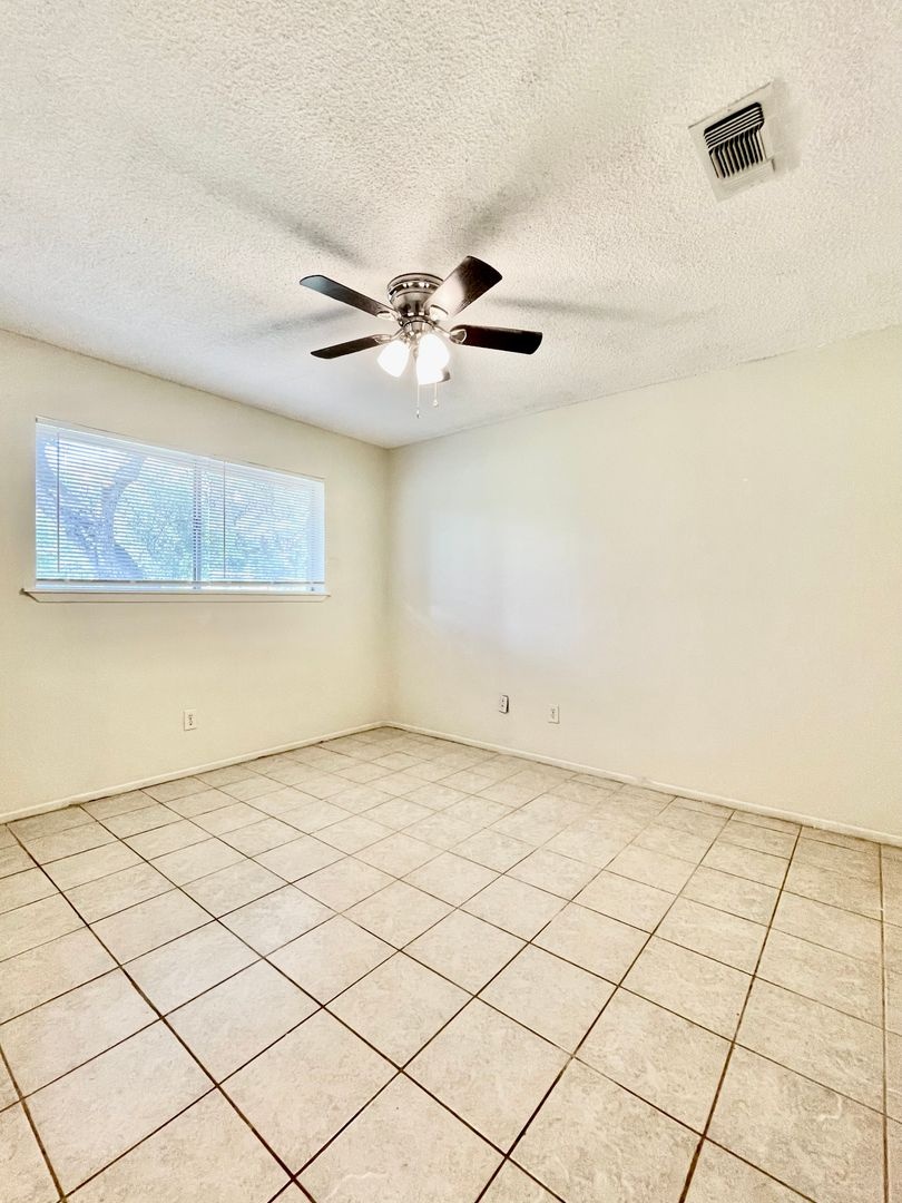 Reduced Deposit, 3 bedroom / 2 bathroom house! - Water, Sewer and Trash included!