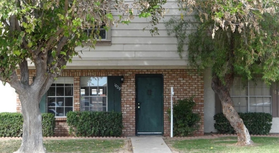Captivating 3 Bed/2.5 Bath Townhouse in South Tempe!